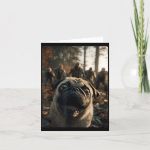 Carte Selfie de pug drôle avec des zombies forêt inquiét