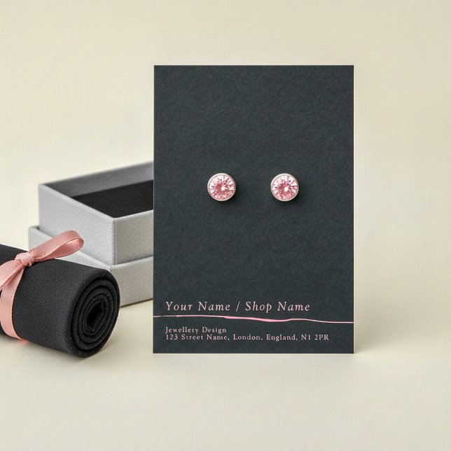 Carte simple d'affichage d'oreille rose et noire (Simple pink and black earring display card.)