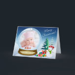 Carte Snowman Christmas Photo Snow Globe<br><div class="desc">Ce "Livraison spéciale" joyeux carte photo du globe de neige de Noël serait un moyen unique d'envoyer Joyeux Noël et/ou la naissance de messages de bienvenue pour bébé à toute votre famille et vos amis. Customisez le texte pour dire ce que vous voulez et téléchargez une photo numérique en forme...</div>