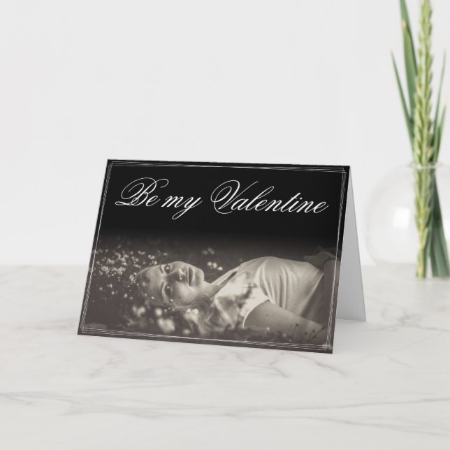 Carte Sois ma Saint-Valentin - jeune femme allongée (Devant)