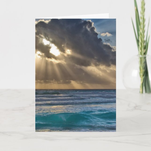 Carte Soleil Traversant Les Nuages Au-Dessus De La Mer (Devant)