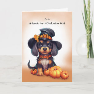 Carte Son chien noir mignon d'Halloween portant un chape