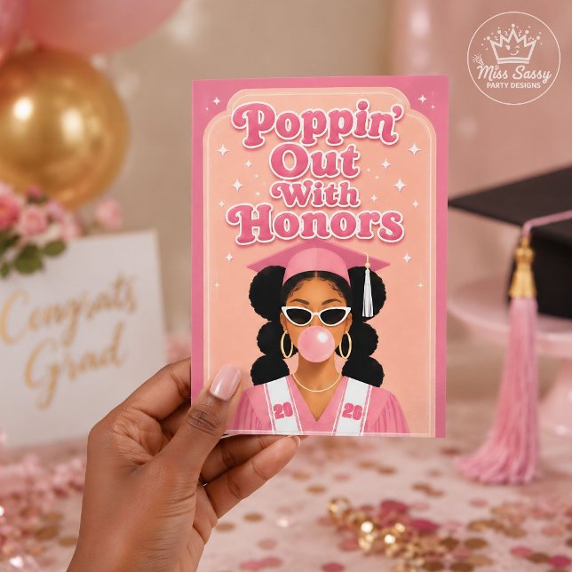 Carte Sortir avec les honneurs Fille diplômée rose clair (Poppin' Out with Honors graduation card with Brown girl grad in pink cap & gown blowing bubblegum.
)
