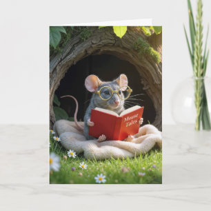 Carte Souris d'anniversaire lisant un livre rouge sur un
