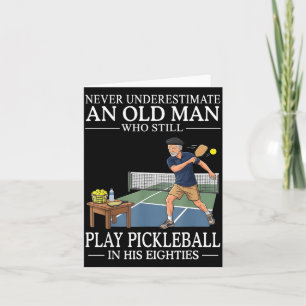 Carte Sous-estimer vieil homme joue pickleball années qu