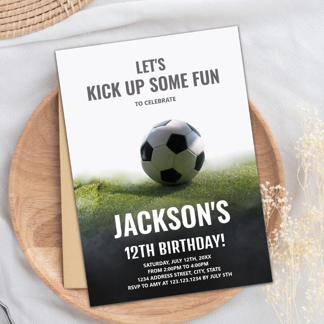 Carte Sport Boys avec thème classique (White Black Soccer Birthday Invitations)