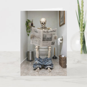 Carte Squelette d'anniversaire lisant un journal sur des