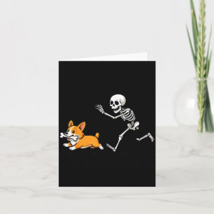 Carte Squelette drôle poursuivant un Corgi Halloween Chi