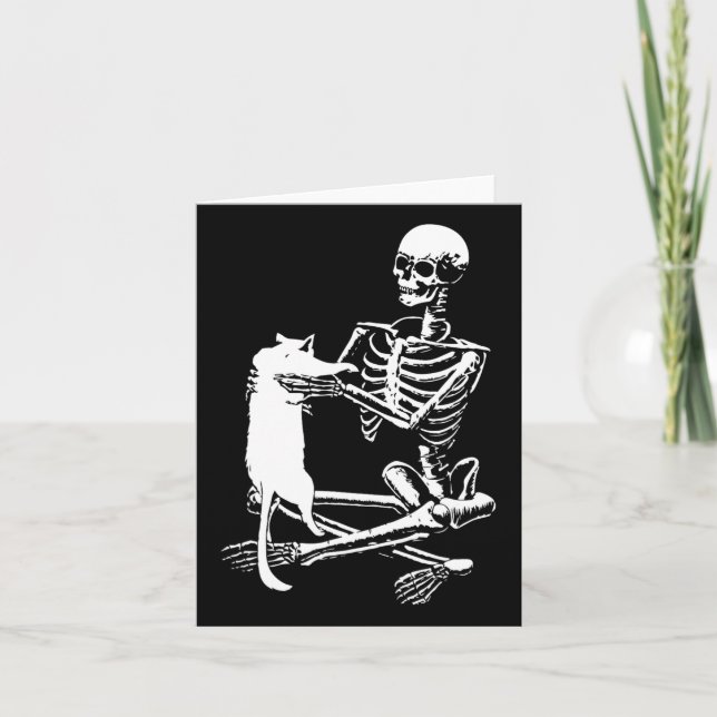 Carte Squelette tenant une chemise de chat Lazy Hallowee (Devant)