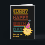 Carte Sunny Happy Birthday for Sister Ajouter un nom<br><div class="desc">Sunny Happy Birthday for My Sis, carte de voeux en papier soeur avec un joyeux soleil mignon portant un casquette d'anniversaire et souriant. Arrière - plan noir avec lettrage rétro coloré. Customisez la zone de texte inférieure de la couverture comme vous le souhaitez avec le nom de votre soeur. Copyright...</div>