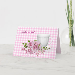 Carte tasse d'anniversaire et soucoupe avec pivoines ros