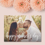 Carte Texte élégant Photo Fête des mères<br><div class="desc">Envoyez des salutations élégantes pour la Fête des Mères avec cet élégant carte photo,  avec une typographie moderne et un motif floral. La couleur arrière - plan au dos de la carte peut être customisée à n'importe quelle couleur.</div>