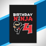 Carte Thème de fête d'anniversaire Ninja pour enfants -<br><div class="desc">Ce design d'anniversaire Ninja 4 ans est un cadeau parfait pour une fête d'anniversaire de ninja de 4 ans. Il comporte le symbole japonais du Ninjutsu avec un ninja de dessin animé faisant un coup de pied de karaté que le garçon ou la fille d'anniversaire adorera. Ce design d'anniversaire de...</div>
