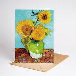 Carte Trois tournfleurs | Vincent van Gogh<br><div class="desc">Three Sunflowers (1888) de Vincent van Gogh est une vie morte vibrante qui met en valeur les touches épaisses signature de l’artiste et l’utilisation audacieuse de la couleur. Le tableau présente trois tournesols dans un vase simple, leurs pétales dorés qui contrastent avec l'arrière - plan bleu aqua. La palette jaune...</div>