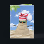 Carte Tropical Christmas Sand Snowman<br><div class="desc">Sable de Noël tropical bonhomme de neige avec casquette rayé rouge et blanc et lunettes de soleil vert sur le sable.</div>