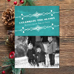 Carte turquoise Slated Chalkboard Holiday Photo Fl<br><div class="desc">Elégante et élégante carte flat Slanted Chalkboard Holiday Photo Flat en turquoise avec une bordure art déco et un look arrière - plan en damier tendance. Cette carte photo chic et branchée se customise facilement avec une charmante photo de famille et un accueil de Noël customisé. Cliquez sur "Customiser" pour...</div>