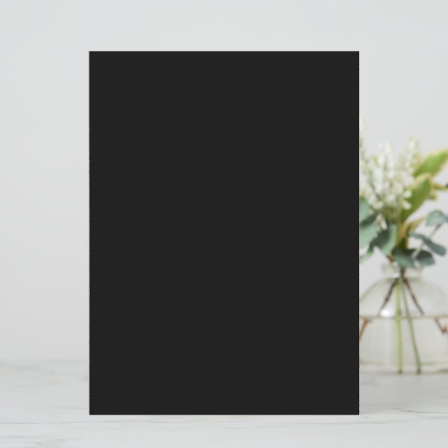 Carte Un arrière-plan noir uni et lisse remplit l'image (Debout devant)
