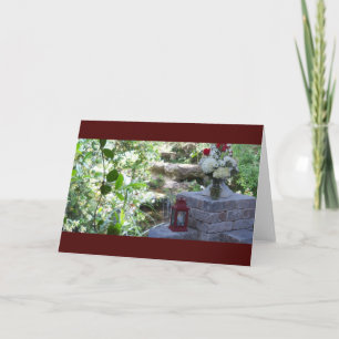 Carte Un mur de pierre dans un jardin verdoyant sur un
