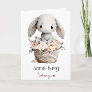Carte Un petit lapin vous aime dans un panier floral