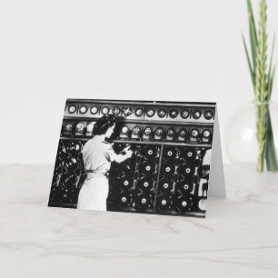 Carte Une femme exploite une machine de déchiffrement