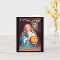 Une fille heureuse d'Halloween se brossant les che