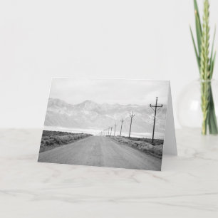 Carte Une route solitaire et montagnes des lignes