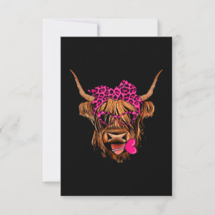 Carte Vache Highland de la Saint-Valentin avec des cœurs