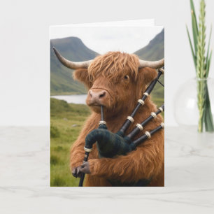 Carte Vache Highland en retraite jouant de la cornemuse