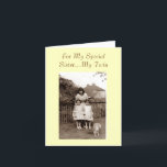 Carte Vieille photo mignonne fille jumelle identique soe<br><div class="desc">Cette photographie sépia rétro sur cette petite carte de voeux personnalisable de deux petites filles jumelles de 1959 se démarque vraiment. Les mignons jumeaux identiques de cinq ans portent leurs robes imprimées roses préférées que leur mère a faites pour eux. Ils sont debout dans le jardin arrière de leur maison...</div>