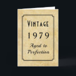 Carte Vintage Né 1979 ou Toute année Ajouter un nom Âge<br><div class="desc">Notre carte d'anniversaire classe et vintage dispose d'un arrière - plan papier parchemin FAUX vieilli avec une zone de texte aux coins coupés et élégants. L'exemple de carte est pour quelqu'un né en 1979 mais vous pouvez changer à n'importe quelle année de naissance. À l'intérieur, vous ajouterez le nom de...</div>