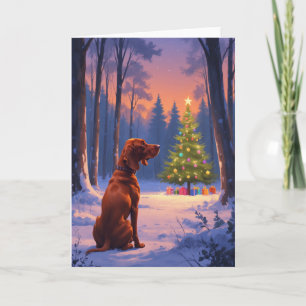 Carte Vizsla contemple l'arbre de Noël dans la forêt de 