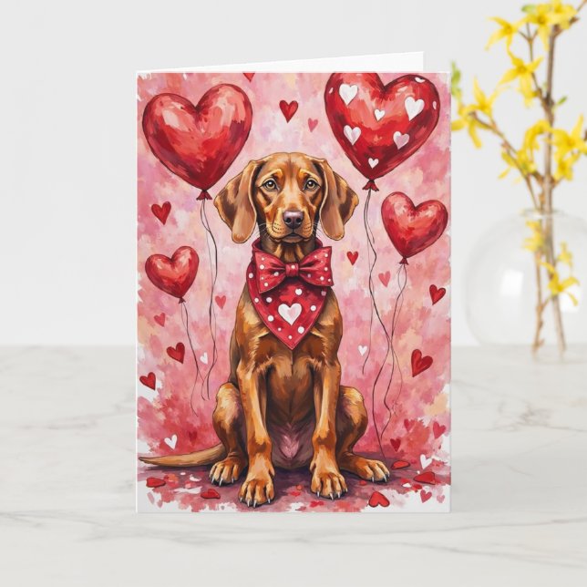 Carte Vizsla Valentine Dog Sitting with Hearts Red (Fleur jaune)