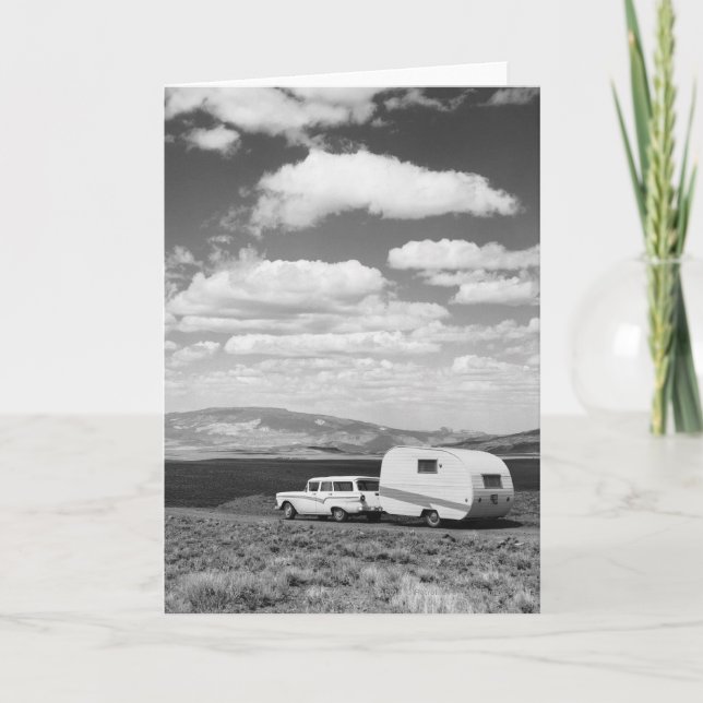 Carte Voiture tirant la remorque sur la route (Devant)