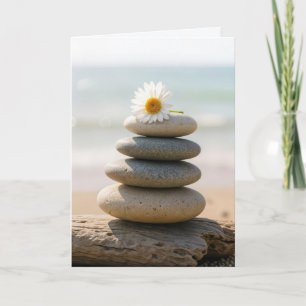 Carte Vous pensant Marguerite sur un Cairn de plage en p