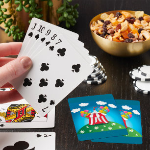 Cartes à jouer sous la tente de cirque rouge