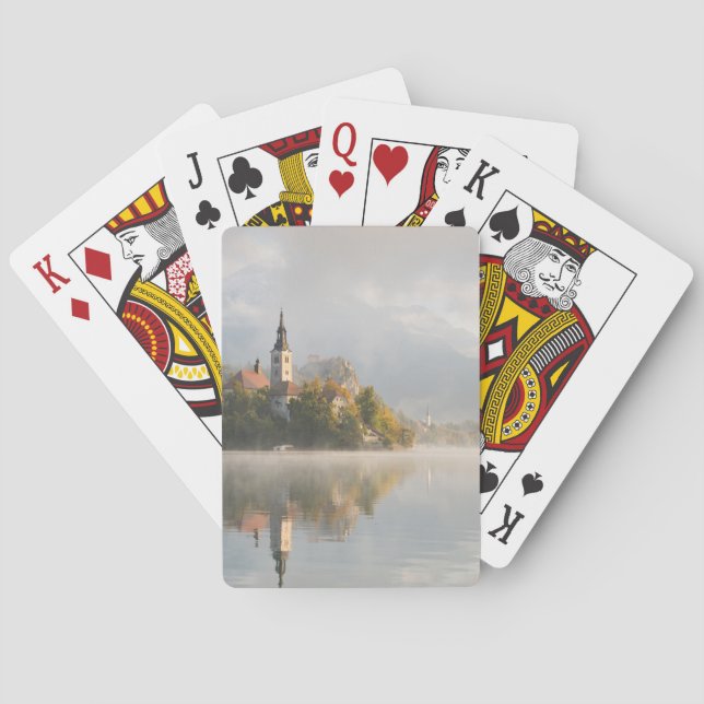 Cartes de jeu saignées par lac brumeux de lever de (dos)