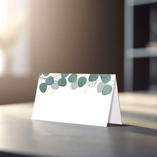 Cartes de lieu de mariage vierges avec feuillage d (Elegant eucalyptus greenery wedding place card styled on reception table with candle and glassware.)