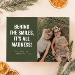 Cartes de Noël de famille amusantes | Vert olive m<br><div class="desc">Apportez sourires et rires à vos proches avec cette carte de vacances humoristique et minimaliste. Doté d'une adorable photo de votre famille associée à une légende pleine d'esprit, ce design moderne ajoute une touche de gaieté de vacances avec une charmante toile de fond vert olive. Parfait pour ceux qui aiment...</div>