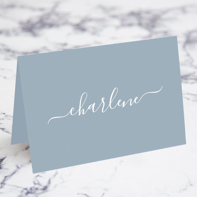 Cartes de nom élégantes bleues et blanches poussié (Dusty Blue and White Elegant Signature Script Name Fold Your Own Place Cards)