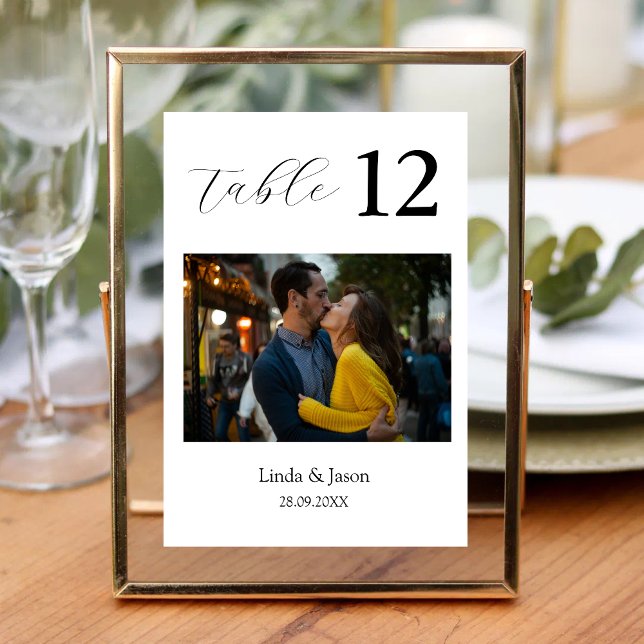 Cartes de numéros de table de mariage à thème de v (Travel themed photo table number cards guide guests while showcasing your journey.)