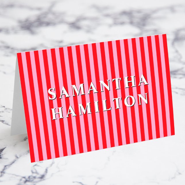 Cartes de placement à nom gras et rayures rouges e (Bright Red and Light Pink Stripes Bold All Caps Font Individual Name Place Cards)
