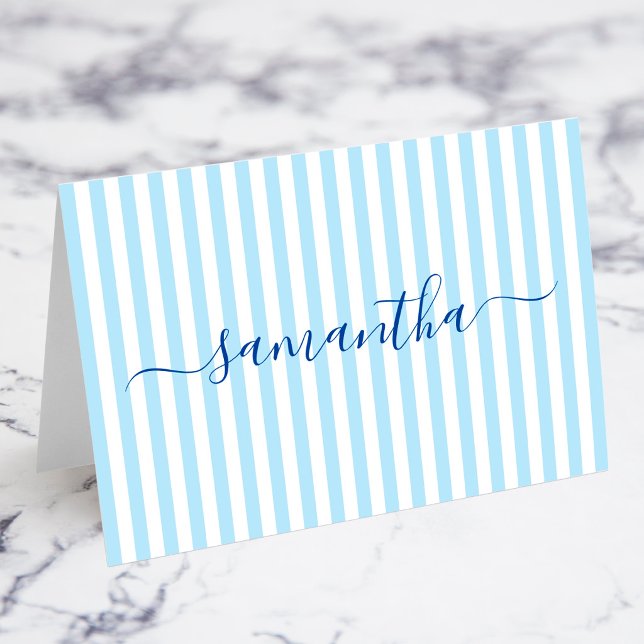 Cartes de placement Signature rayures bleu clair e (Light Blue and White Stripes Individual Name Signature Place Cards)