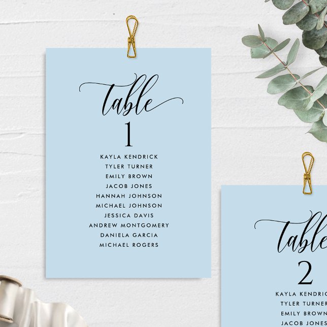 Cartes de plan de table bleu poussiéreux avec noms (Créateur téléchargé)