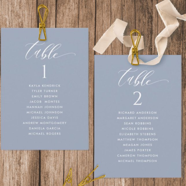 Cartes de plan de table bleu poussiéreux avec noms (Créateur téléchargé)