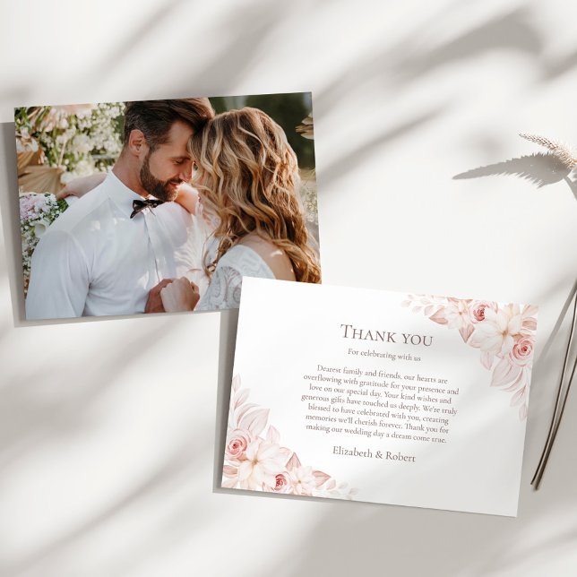 Cartes de remerciement de couple de roses blanches (White and Blush Pink Roses Couple Photo Wedding Thank You Card on a sunny white table.)