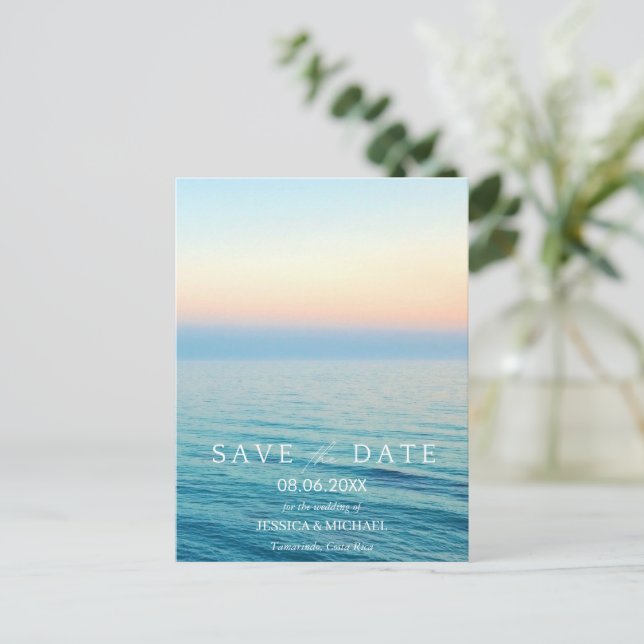 Cartes de sauvegarde de mariage à la plage au couc (Debout devant)