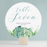Cartes de table de mariage de destination de verdu<br><div class="desc">Cette carte de table de mariage de plage peut être personnalisée avec le nom de la mariée et du marié et la date du mariage. Le numéro de table est défini dans une typographie manuscrite contemporaine en vert émeraude avec un fond de palme et des feuilles monstères dans les tons...</div>