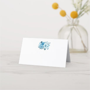 Cartes de table fleuries bleues sous tente