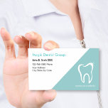 Cartes de visite dentistes modernes brillants<br><div class="desc">Cartes de visite dentistes au design moderne qui comprend un symbole dentiste de dent avec des étincelles pour rendre la dent brillante, un design carte de visite simple qui vous permet de customiser le texte et de changer la couleur bleue de l'arrière - plan si vous le souhaitez. J'ai conçu...</div>