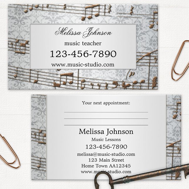 Cartes de visite élégantes pour les rendez‑vous de (Business card with a music theme featuring an elegant grey damask with metallic musical notes)